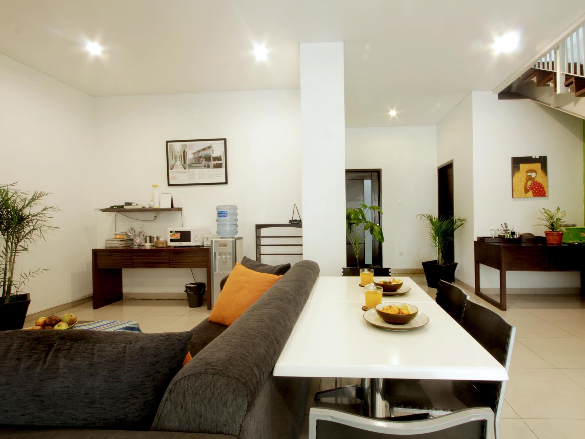 ג'קרטה Omah Dasar Hotel מראה חיצוני תמונה